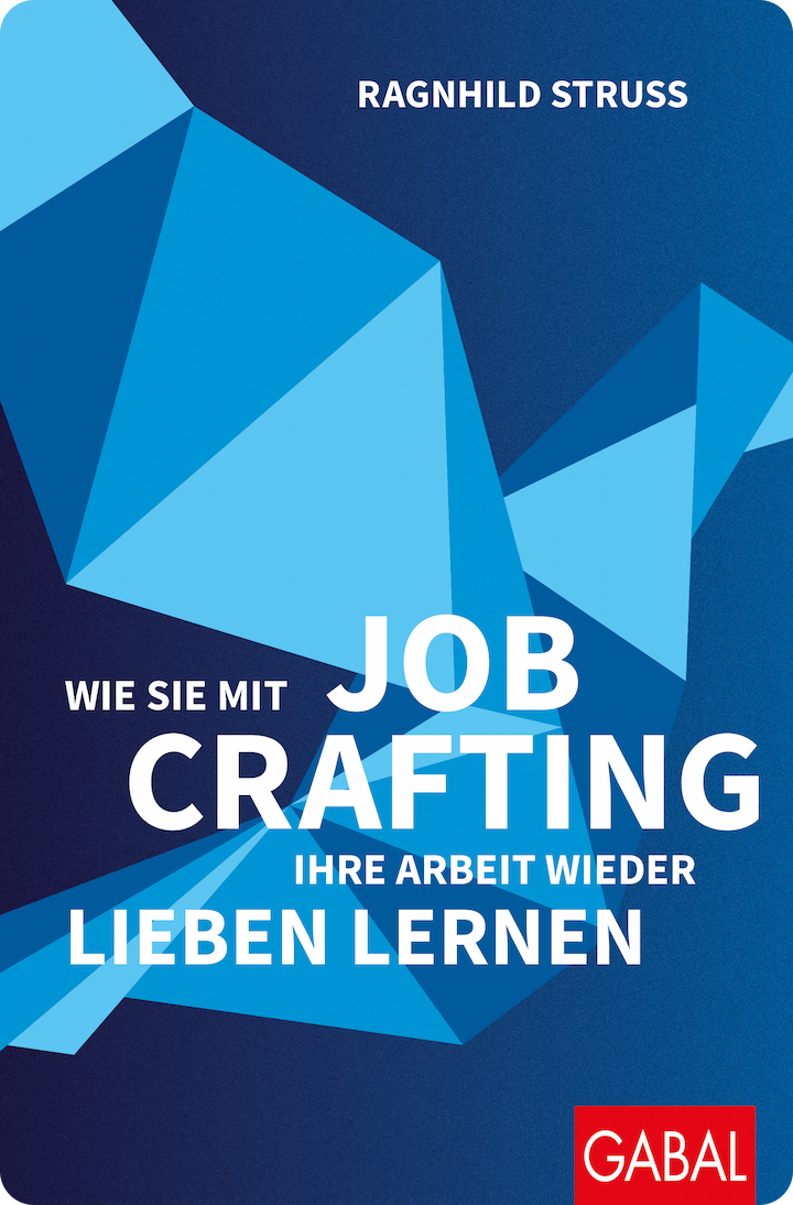 Das Cover des Buches "Wie Sie mit Job Crafting Ihre Arbeit wieder lieben lernen" von Ragnhild Struss, weiße Schrift auf blauem Hintergrund, ein Papierkranich ist angedeutet.